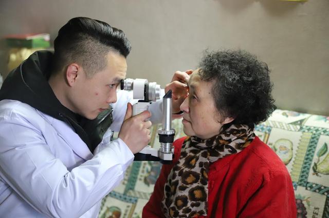 重庆眼视光眼科医院送眼健康到低视力人群手中